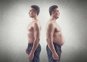 Porównanie mężczyzn, szczupły i otyły na brzuchu