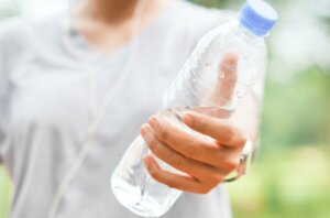 Trening siłowy z butelkami wody – garść propozycji