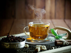 Ciepła herbata i produkty moczopędne