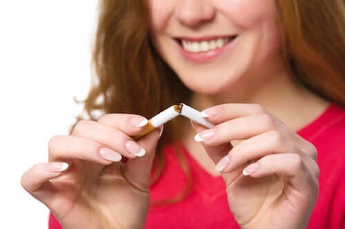 kobieta niszcząca papierosa