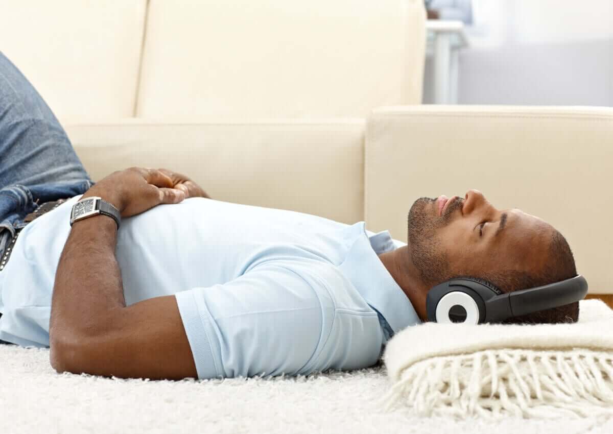 Mężczyzna słuchający muzyki
