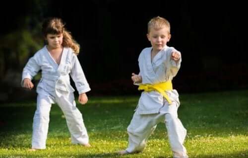 Dzieci ćwiczące karate