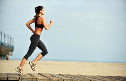 Kobieta biegająca na plaży - bieganie w upalne dni