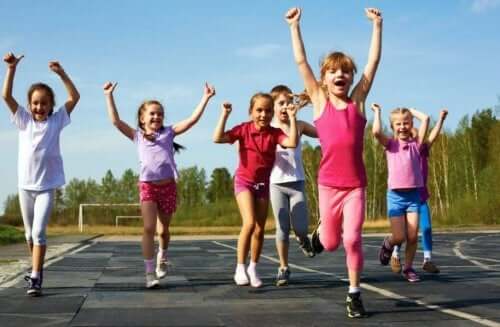 Szczęśliwe dzieci biegają na boisku