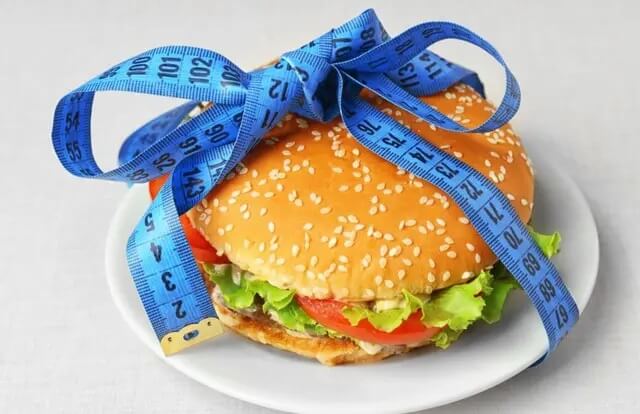 Hamburger przewiązany centymetrem - jak jeść zdrowszy fast food?