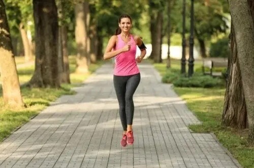 Kobieta biegnąca po parku