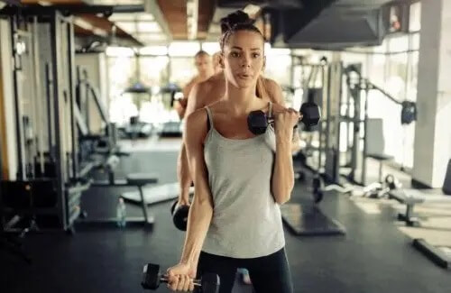Kobieta ćwicząca bicepsy