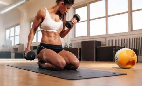 Kobieta ćwicząca na siłowni - trening siłowy całego ciała