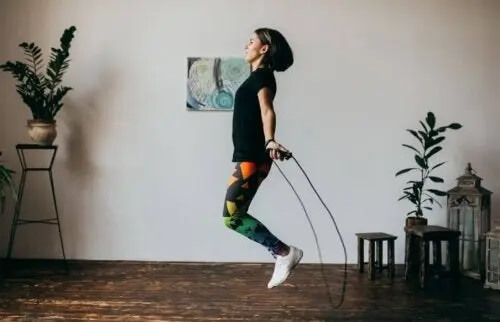 Kobieta skacząca na skakance treningi w domu