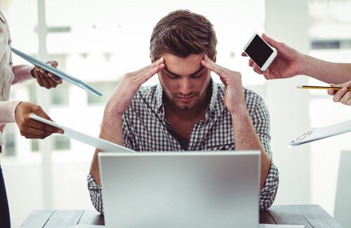 Wpływ stresu na ciało - mężczyzna w pracy