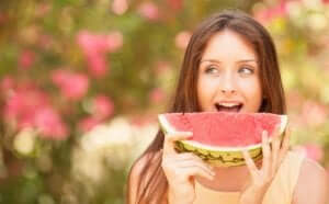 Kobieta jedząca owoce - kiedy jeść owoce?