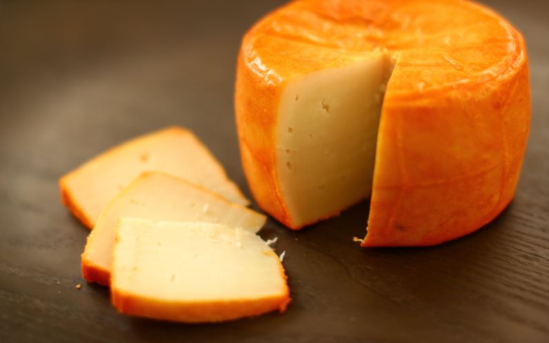 um pedaço de queijo cortado