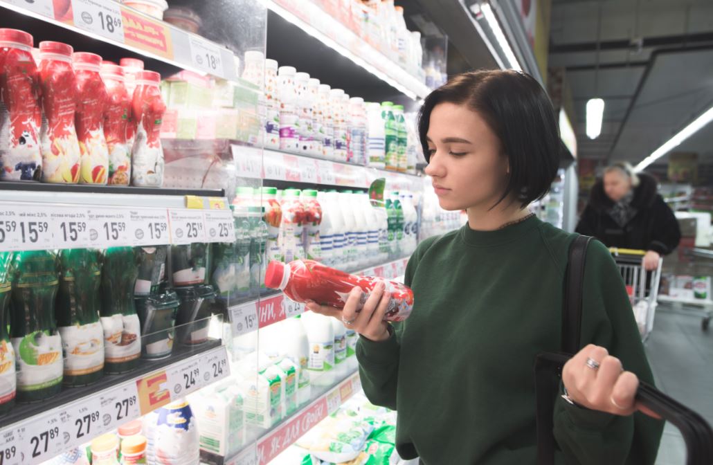 Mulher olhando opções no supermercado