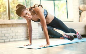 5 exercícios com o próprio peso do corpo para fazer em casa