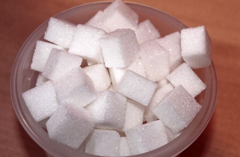 Uma tigela com cubos de açúcar