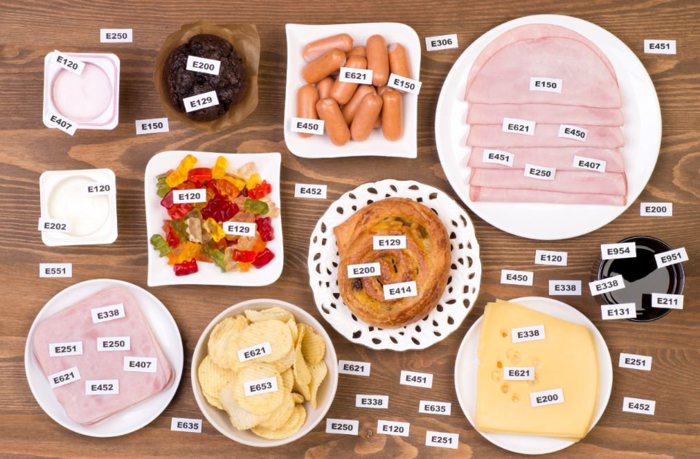Vários alimentos diferentes dispostos em pratos