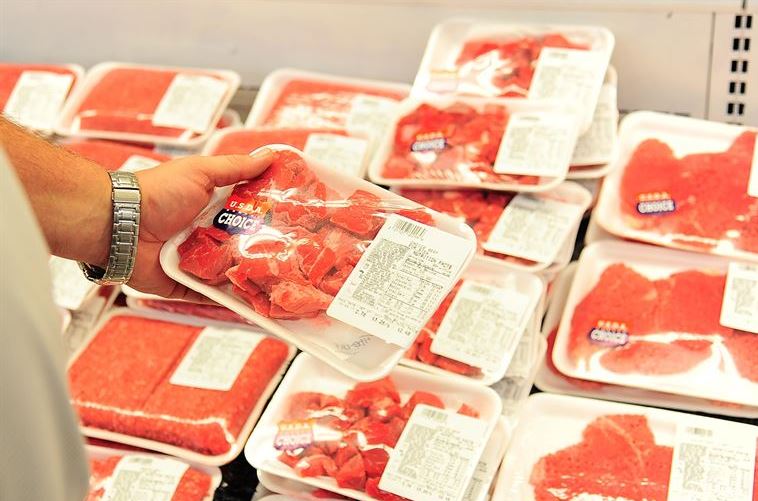 Carnes embaladas com ingredientes que devemos evitar