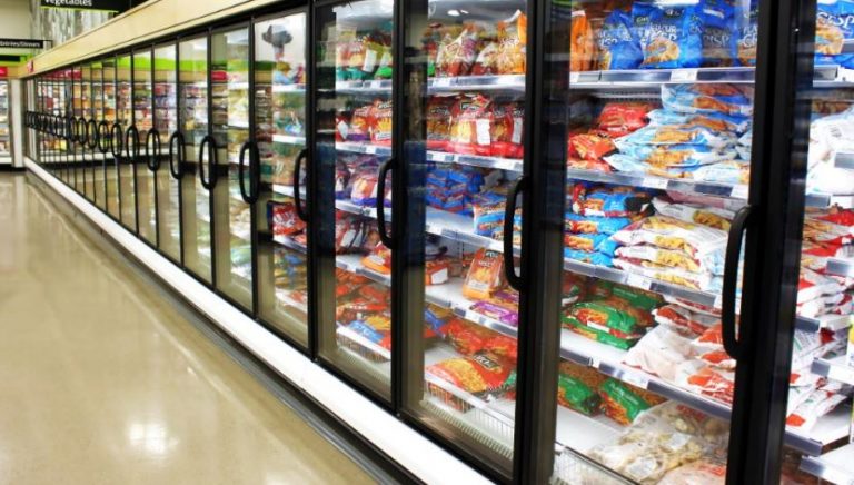 Geladeiras de supermercado com muitas opções de alimentos congelados