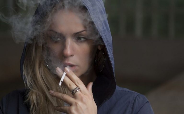 Mulher fumando um cigarro