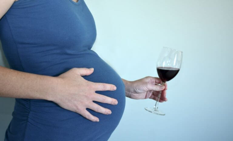 O álcool durante a gravidez pode provocar síndrome alcoólica fetal