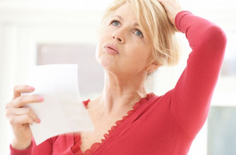 Mulher com calor da menopausa