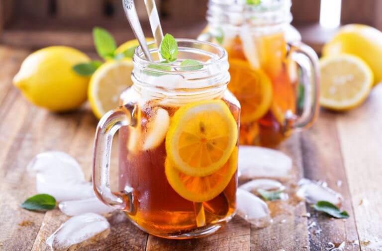 Chá gelado com rodelas de limão em uma jarra