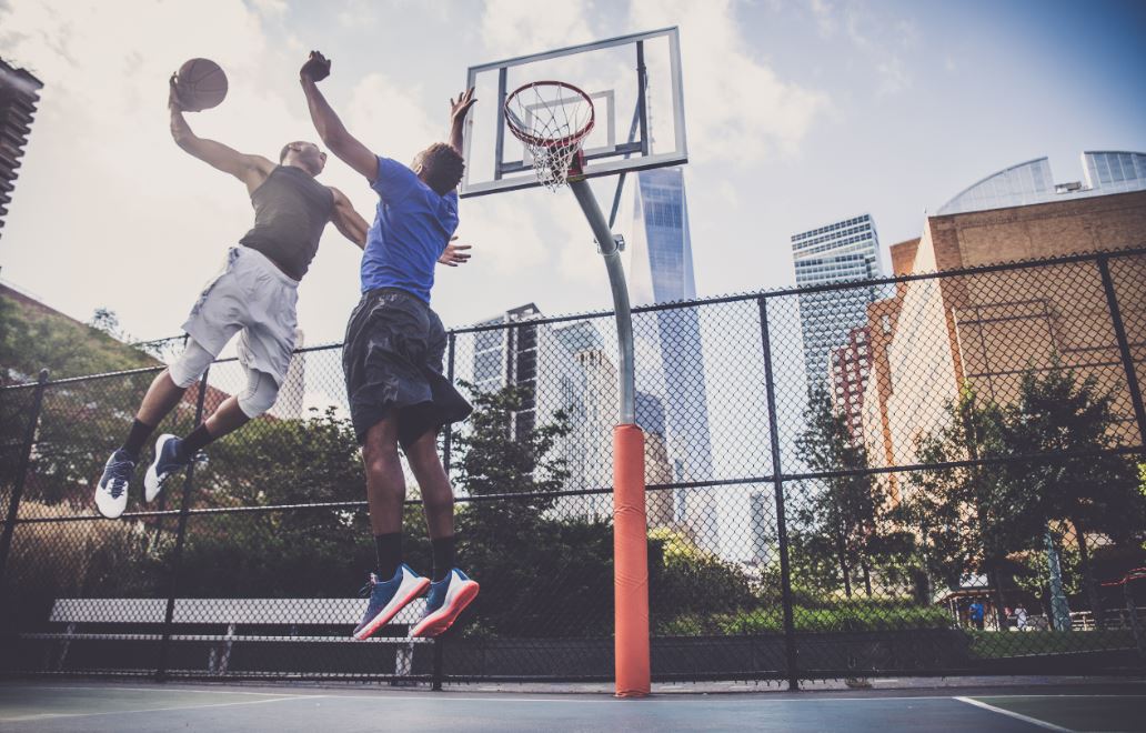 Homens jogando basquete em uma quadra ao ar livre