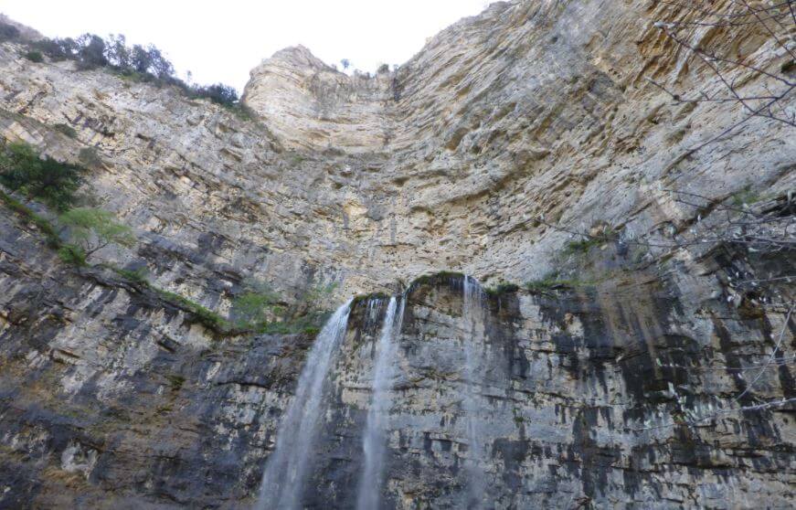 Cachoeira caindo de pedra