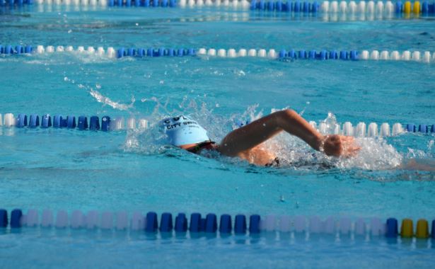 Homem praticando natação na piscina olímpica
