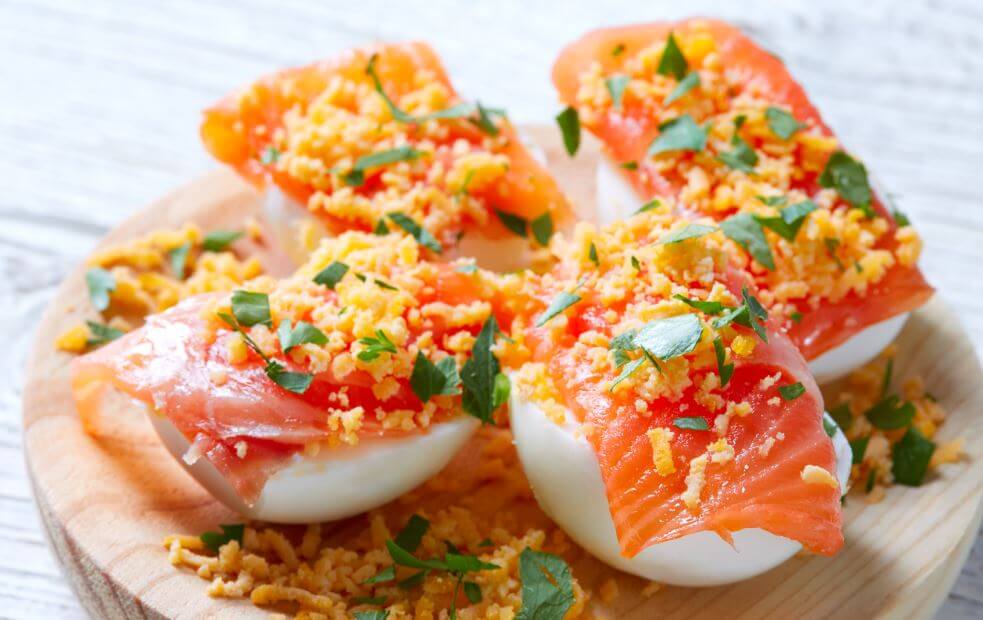 Ovos recheados com salmão