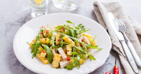 Prato de salada de frango com abacaxi
