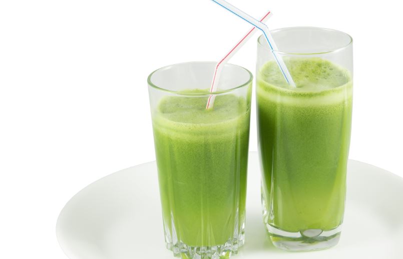 Dois copos de suco verde