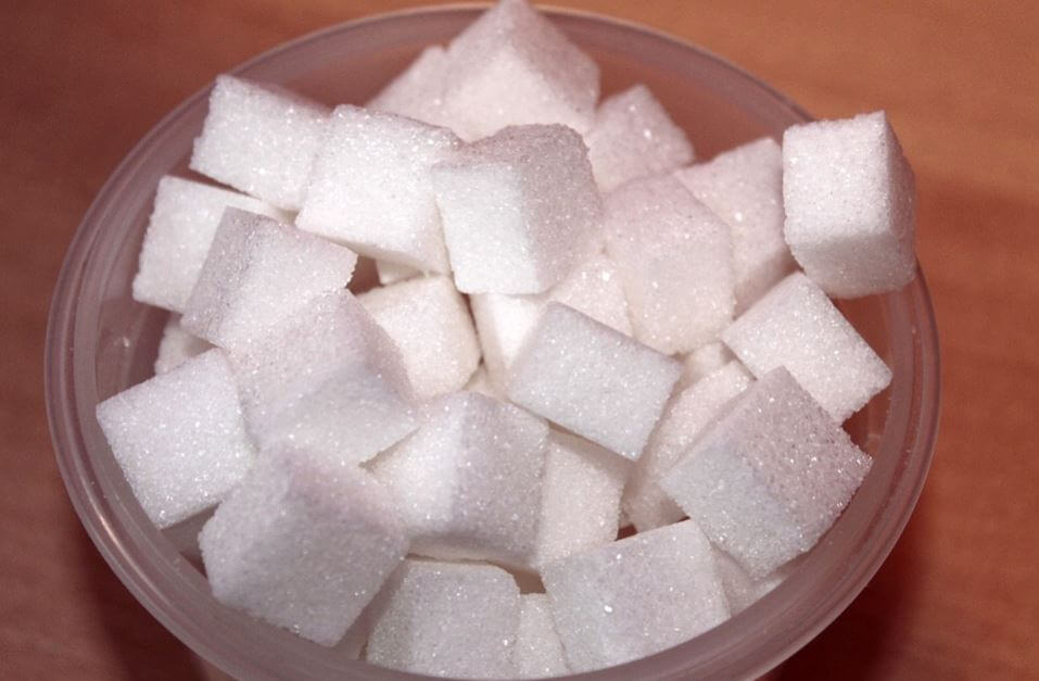 Vários cubinhos de açúcar