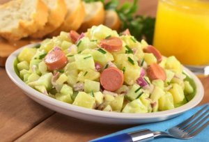 Propriedades e receitas de salada de batata