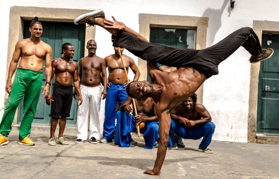 Homens fazendo capoeira