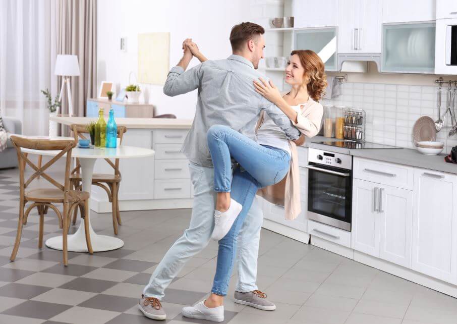 Casal dançando na cozinha