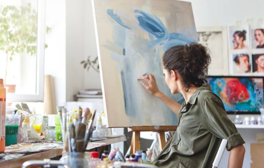 Mulher fazendo pinturas com as mãos