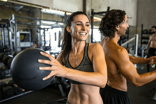 4 exercícios com a bola medicinal para trabalhar o corpo inteiro