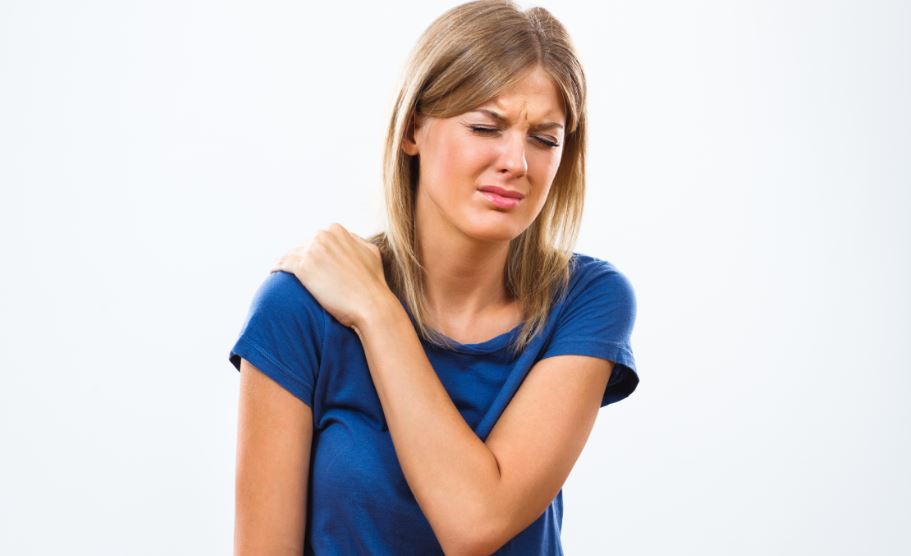 Mulher jovem com dor no ombro
