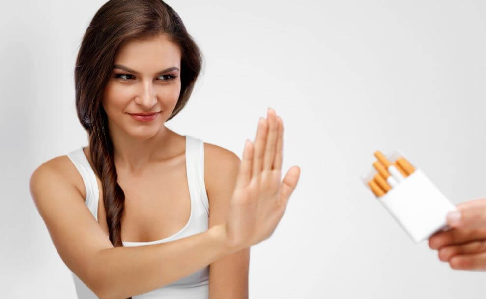 Mulher recusando um maço de cigarros