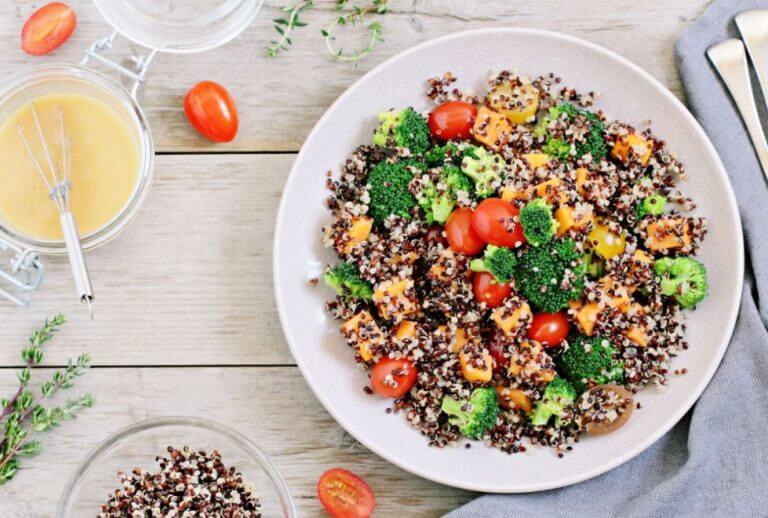 Salada de quinoa com outros vegetais e legumes