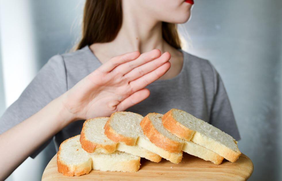 Mulher negando uma fatia de pão