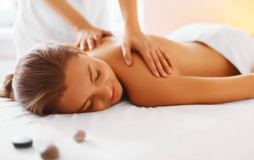Mulher recebendo massagens