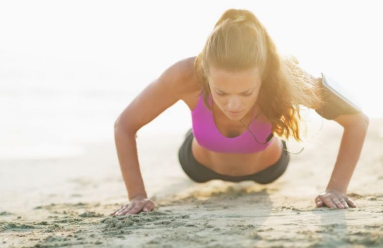 Como fazer um treino na praia e quais seus benefícios