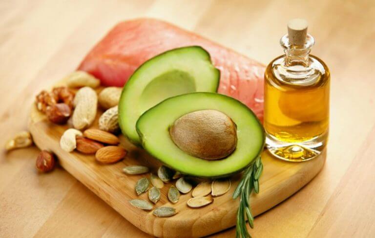Gorduras saudáveis como abacate, azeite e oleaginosas