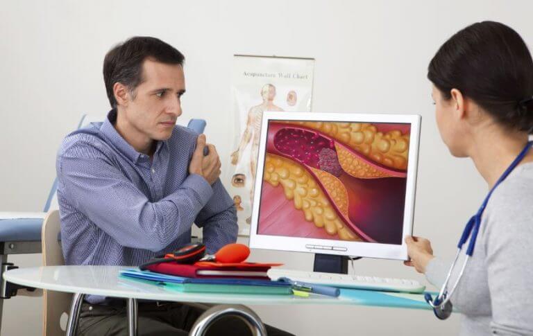 Homem no médico falando sobre colesterol