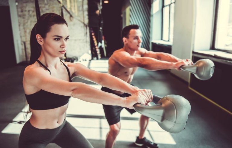 4 exercícios com pesos russos que fortalecerão todo o seu corpo