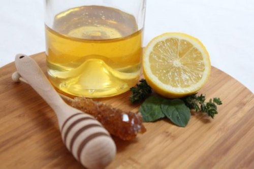 Copo de mel com limão