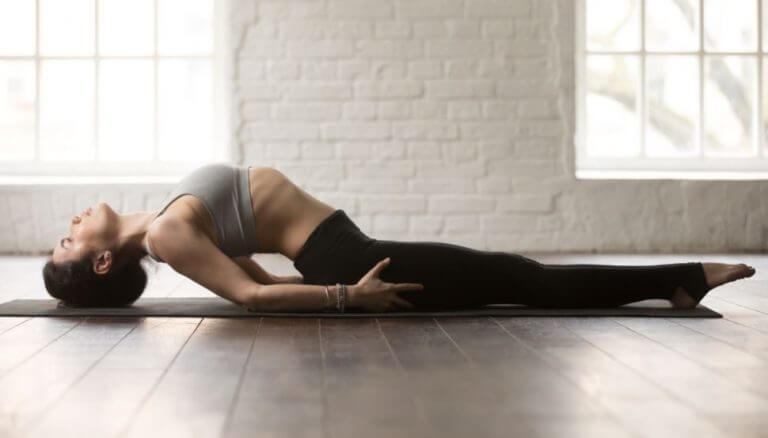 Mulher fazendo yoga