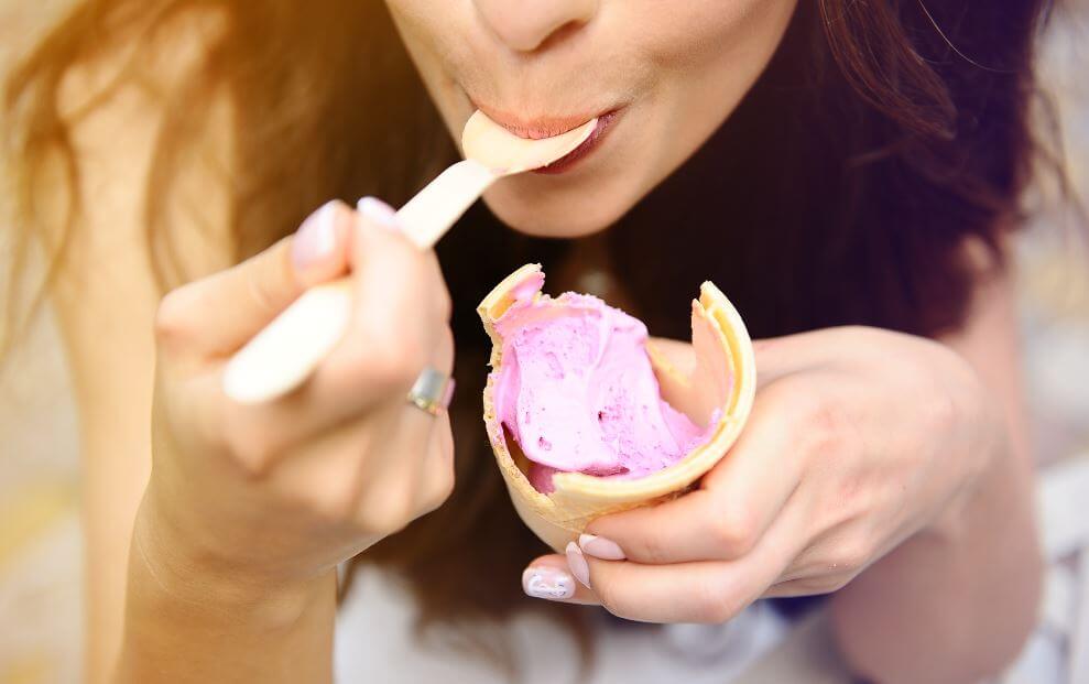 Mulher comendo sorvete de frutas vermelhas